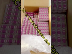 Adaptador LC de fibra óptica de color blanco con brida