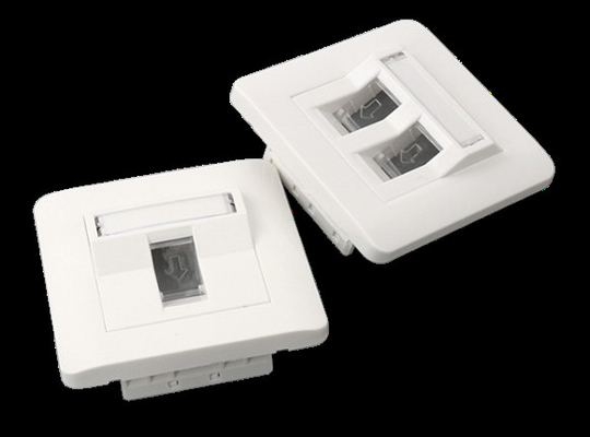 Los paneles híbridos CAT5/CAT6/CAT7 para interiores maximizan el tamaño de los enchufes y los enchufes RJ45 para un rendimiento óptimo en redes 4.0.